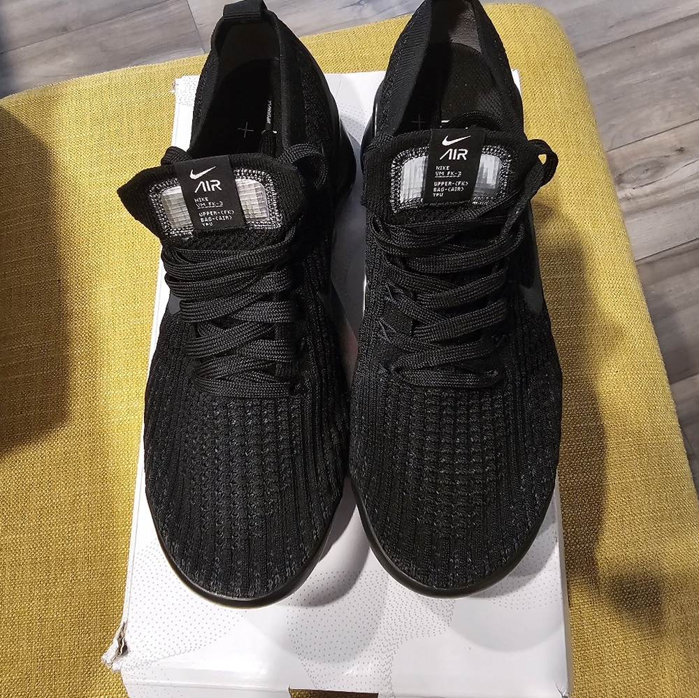 Black Nike vapormax
